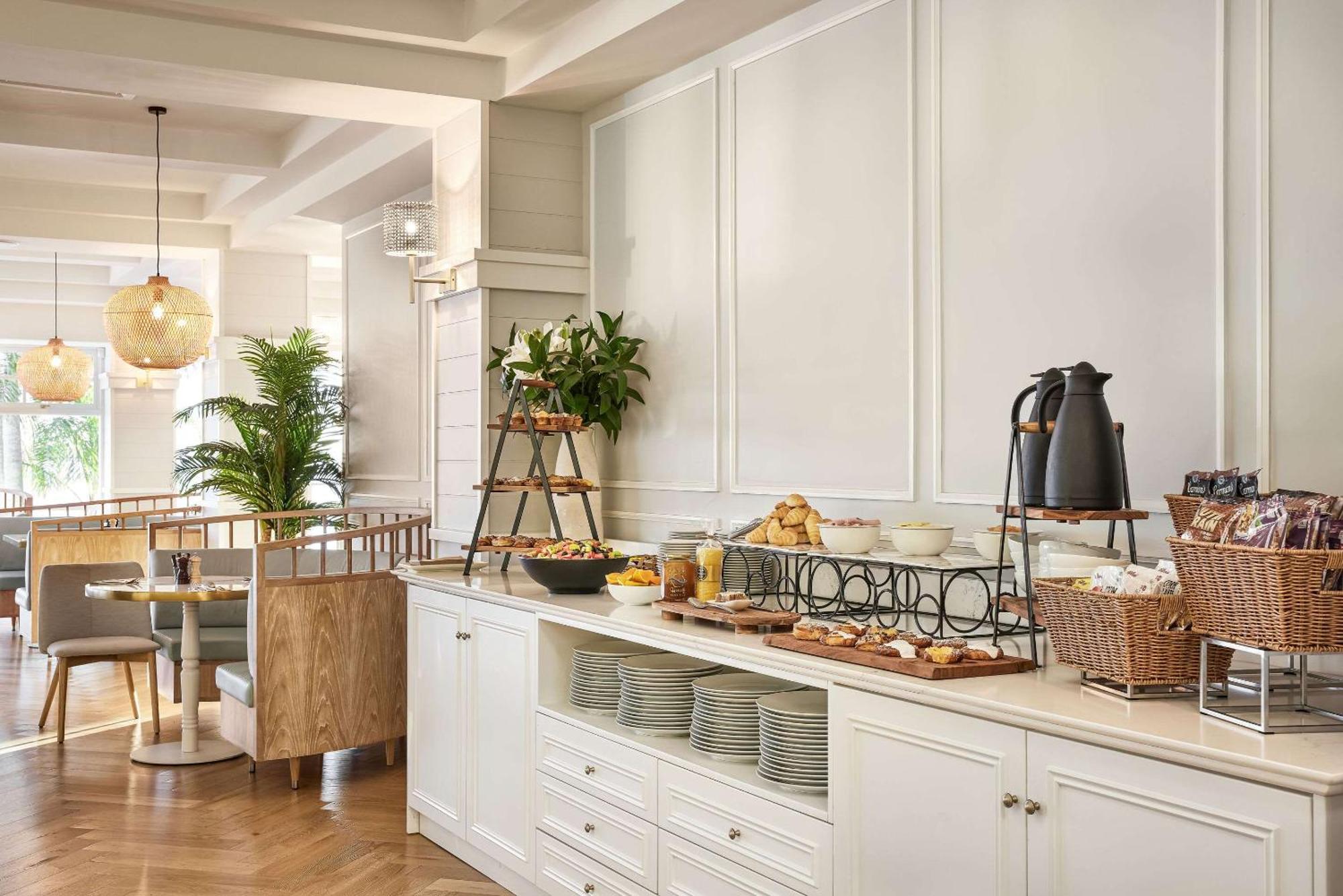 The Beachcomber Hotel & Resort, Ascend Hotel Collection Токли Экстерьер фото The buffet at the hotel