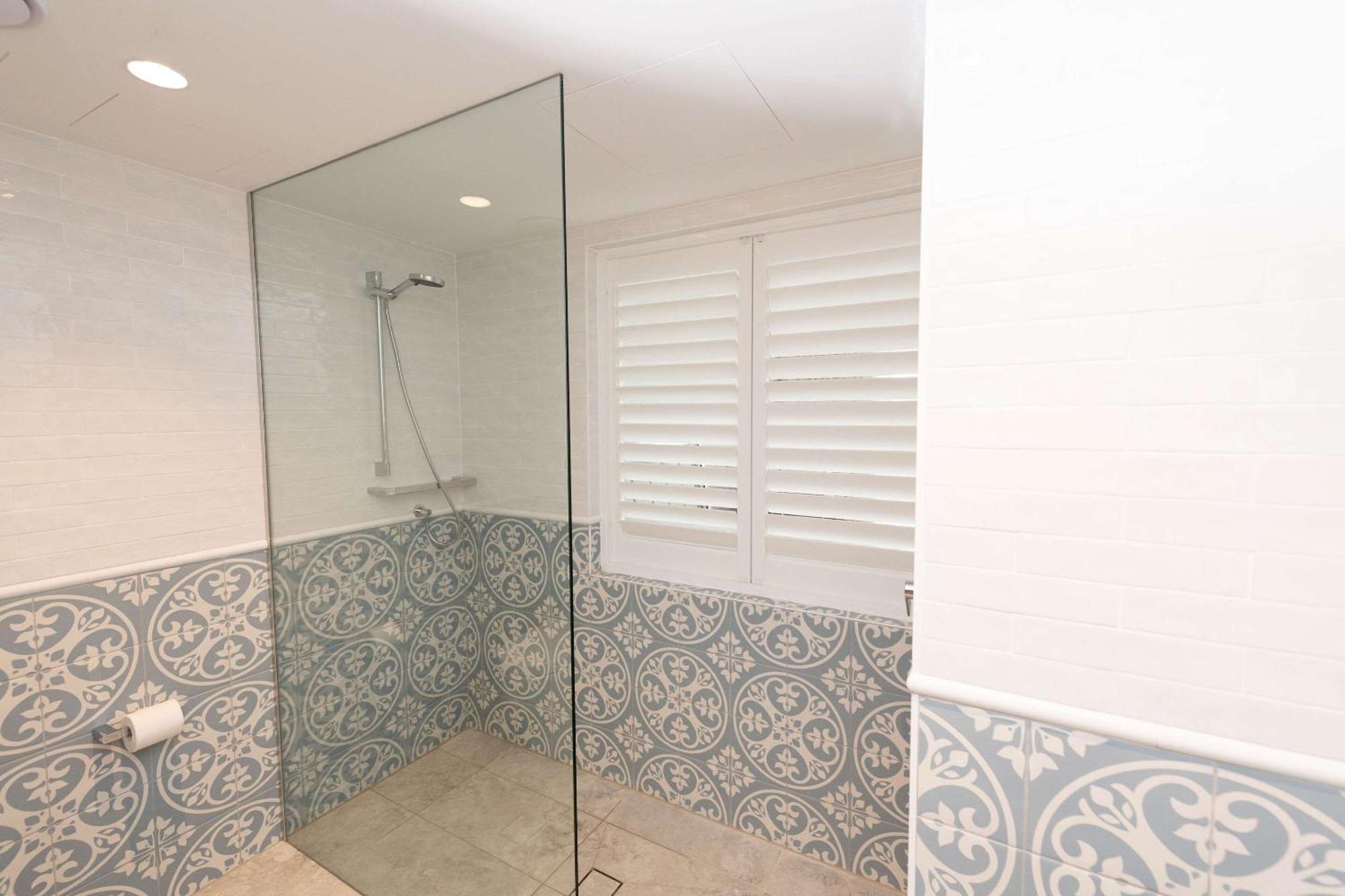 The Beachcomber Hotel & Resort, Ascend Hotel Collection Токли Экстерьер фото Bathroom shutters