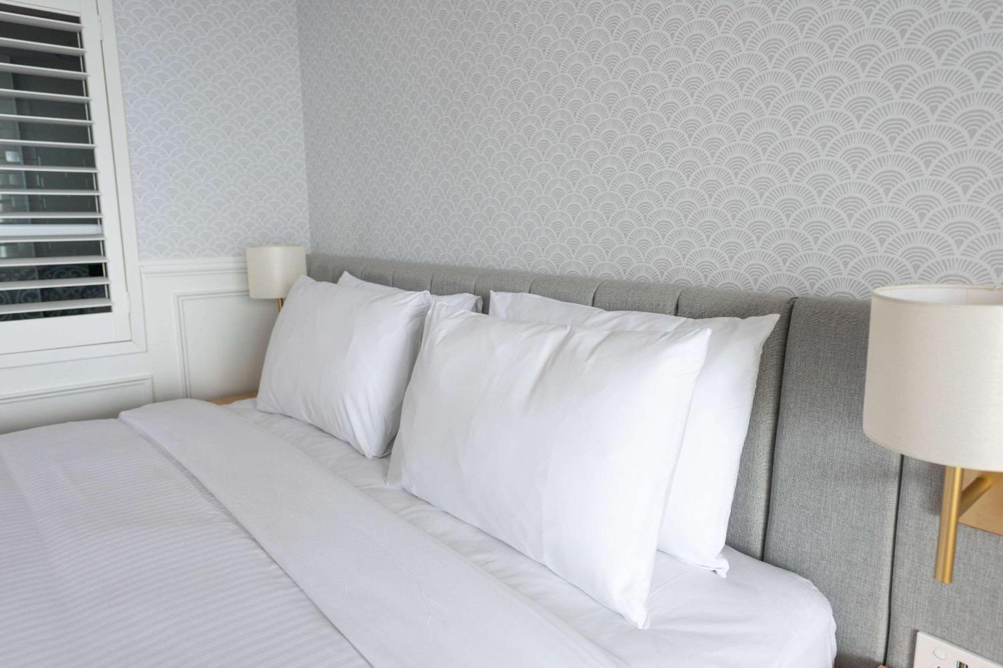 The Beachcomber Hotel & Resort, Ascend Hotel Collection Токли Экстерьер фото Pillows on a bed