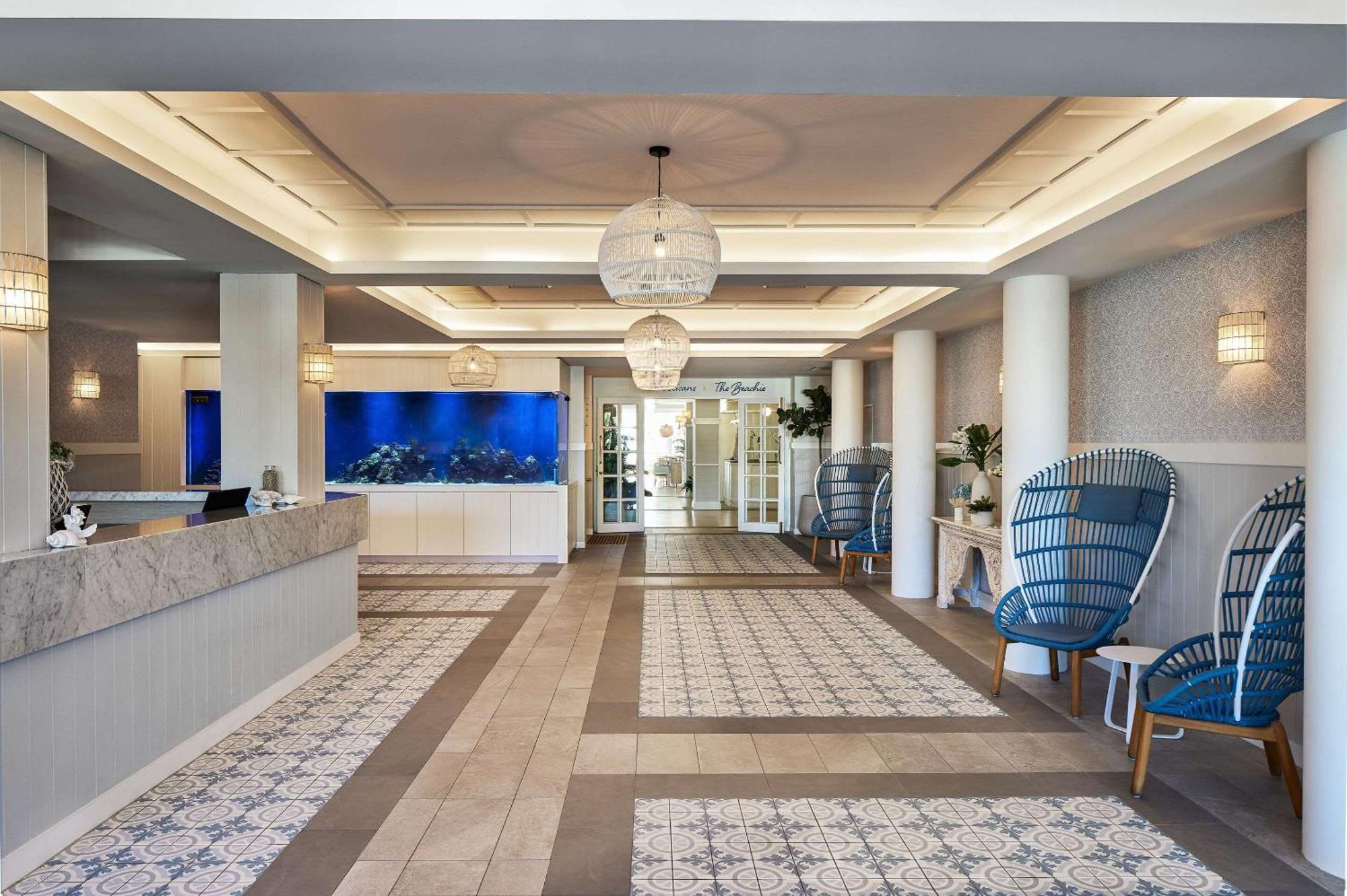 The Beachcomber Hotel & Resort, Ascend Hotel Collection Токли Экстерьер фото The lobby of the Atlantis Paradise Island