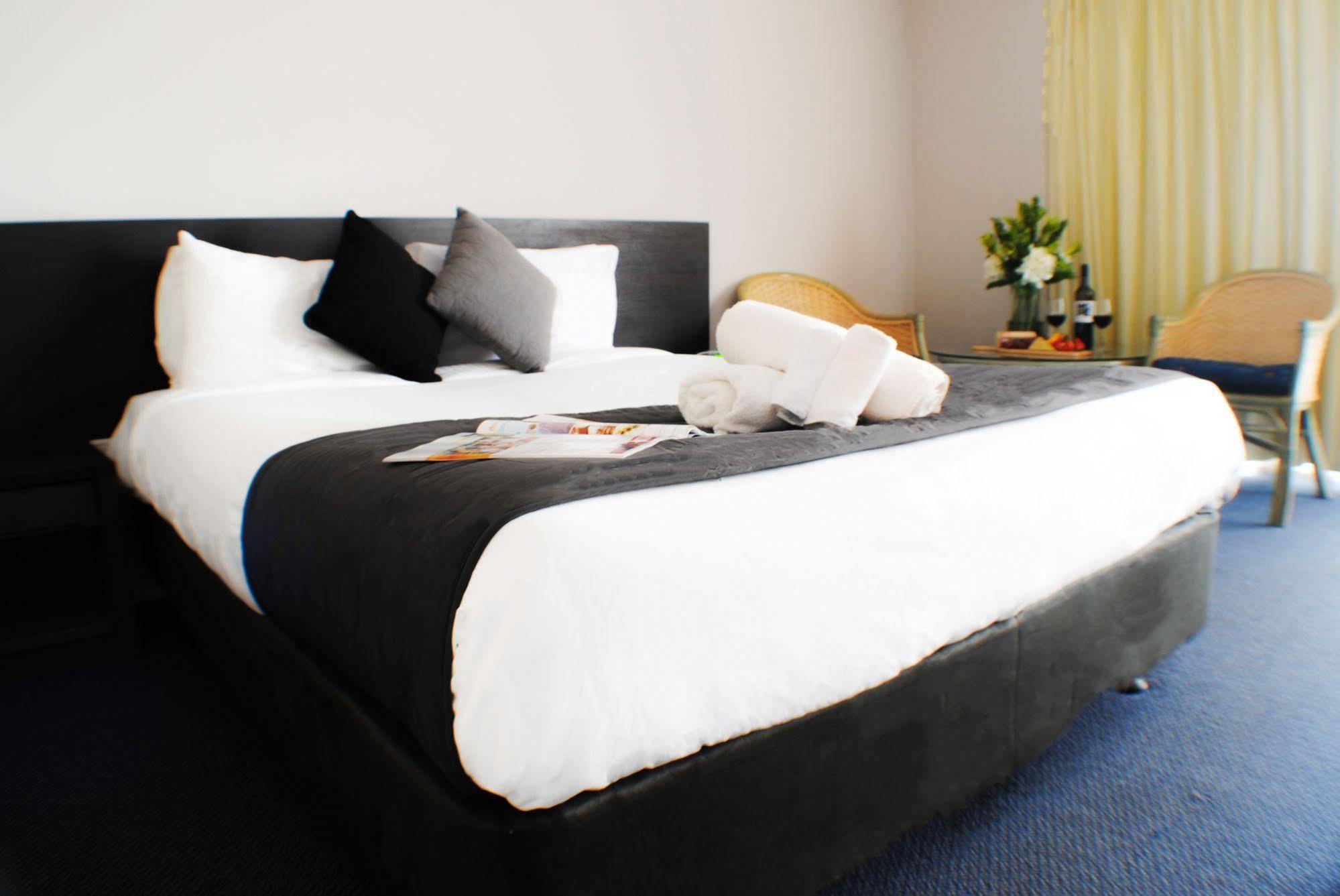 The Beachcomber Hotel & Resort, Ascend Hotel Collection Токли Экстерьер фото A bed